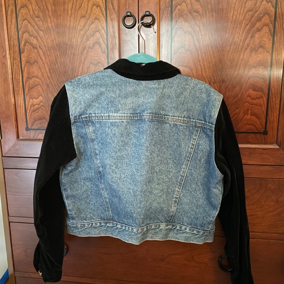 Jean jacket with black velvet sleeves, size Medium - Picture 2 of 5